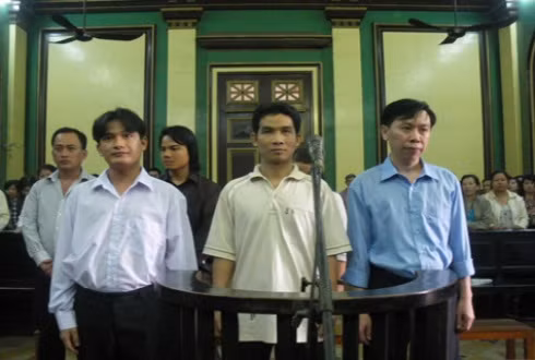 Phan Cao Trí (áo xanh) và các đồng phạm tại phiên tòa sơ thẩm (ảnh: T.Q) Phan Cao Trí (áo xanh) và các đồng phạm tại phiên tòa sơ thẩm (ảnh: T.Q)