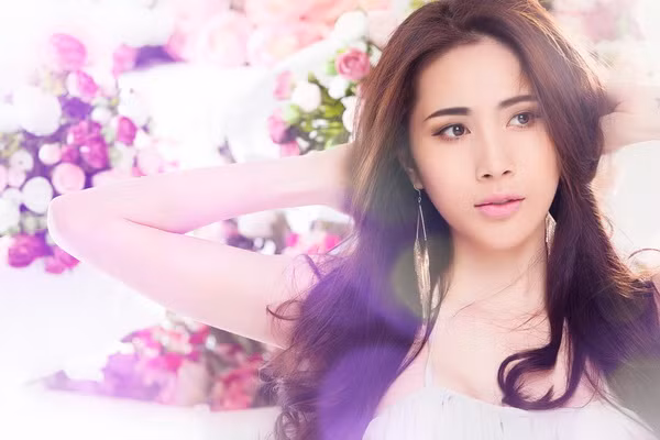 Thủy Tiên cũng vừa được xướng tên trong Top 10 nhạc sĩ được yêu thích nhất trong giải thưởng Làn Sóng Xanh năm 2011, bên cạnh nhiều tên tuổi quen thuộc khác trong lĩnh vực sáng tác.