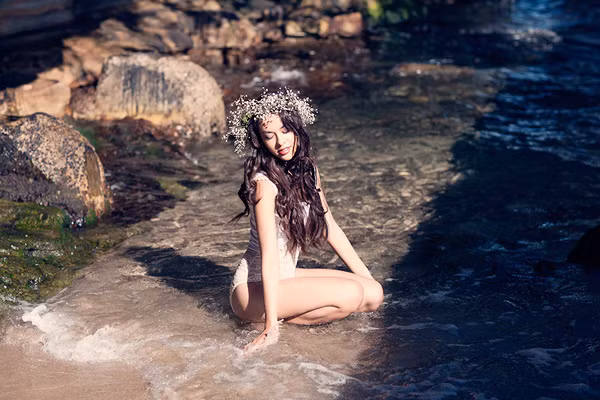 Stylist Karmyn Pembridge, chuyên gia trang điểm Elizabeth Vo đã giúp cô hoàn thành loạt ảnh ấn tượng.