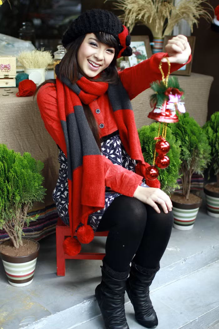Trang điểm nhẹ nhàng, nhấn mắt xanh đúng chất Noel trông cô nàng thật tươi trẻ và đầy sức sống.