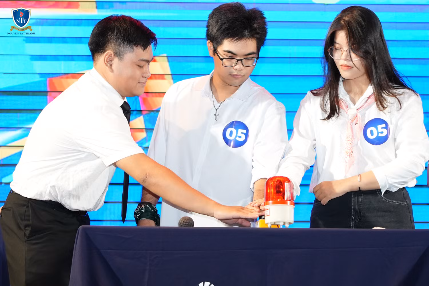 Phần thi đồng đội của nhóm sinh viên Nguyễn Trọng Tùng Anh, Phạm Nguyễn Duy Đan và Trương Ngọc Minh thuộc khoa Y Trường ĐH Nguyễn Tất Thành (1).jpg