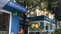Một mặt tiền dài của Trường Cao đẳng điện tử - điện lạnh Hà Nội được cho thuê khiến việc học tập của sinh viên bị ảnh hưởng bởi những âm thanh từ loa đài, tiếng cười đùa từ các quán hàng phát ra. Ảnh: Vũ Phương.