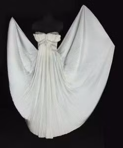 Một chiếc váy đầm trắng khác của Marilyn cũng được bán đấu giá Một chiếc váy đầm trắng khác của Marilyn cũng được bán đấu giá