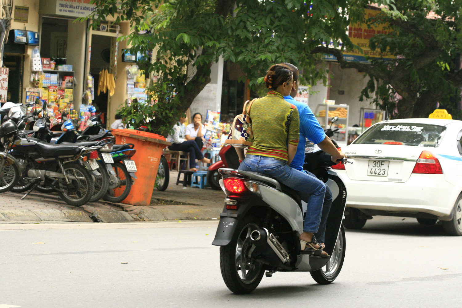 Đường ta, ta cứ đ, cần gì mũ cần gì biển số !