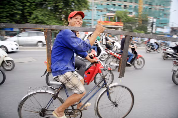Người thanh niên này tỏ ra rất "khoái chí" khi được PV chụp ảnh nhưng anh ta đâu biết mình có thể gây ra tai nạn cho nhiều người đi bên cạnh