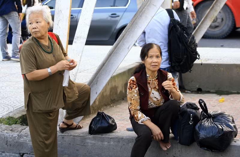 Những người có tuổi có lẽ mệt mỏi hơn cả
