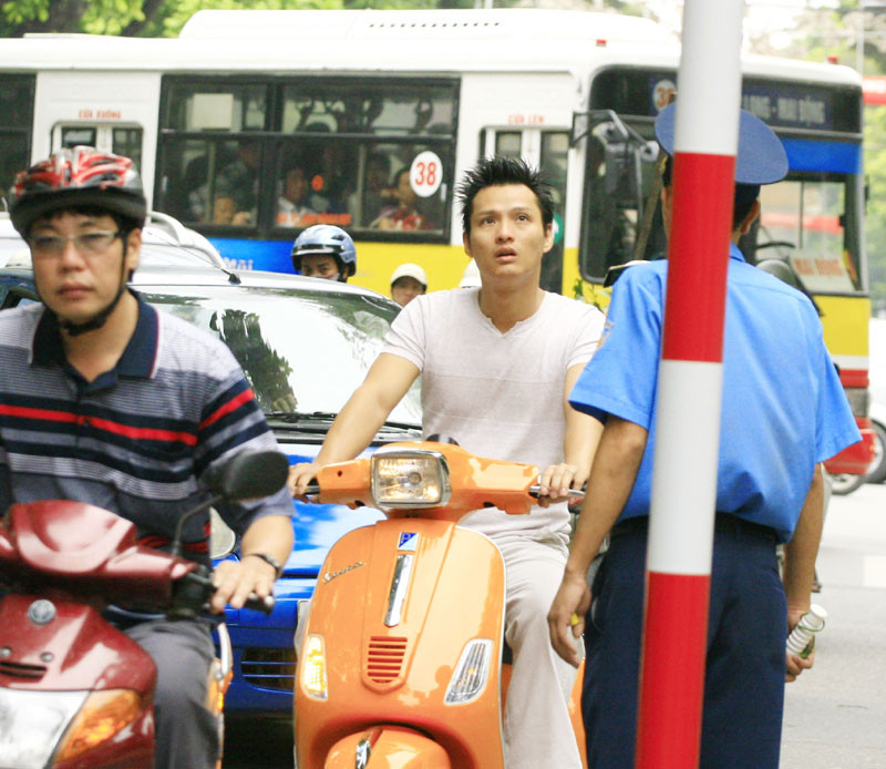 Họ đang tạo nên một hình ảnh trở nên quen thuộc trên đường phố, quen đến nỗi, cán bộ chức trách nhìn thấy cũng chỉ làm ngơ.
