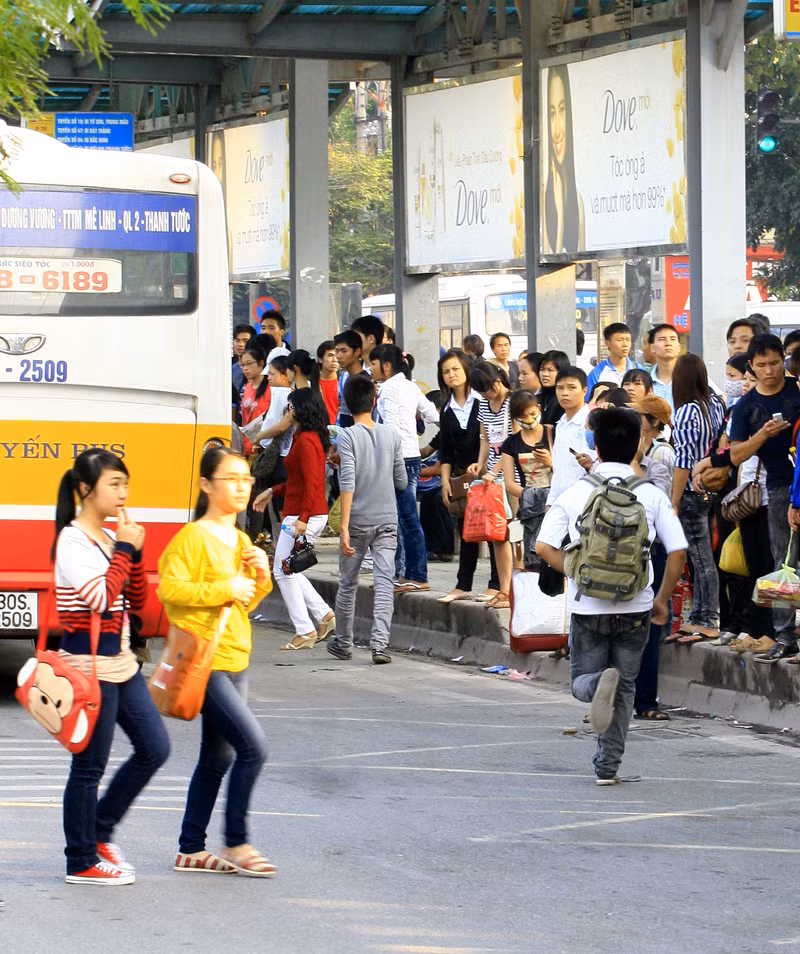 Nhiều khi xe bus không đỗ đúng chỗ thì hành khách phải... chạy đuổi theo xe để lên kịp