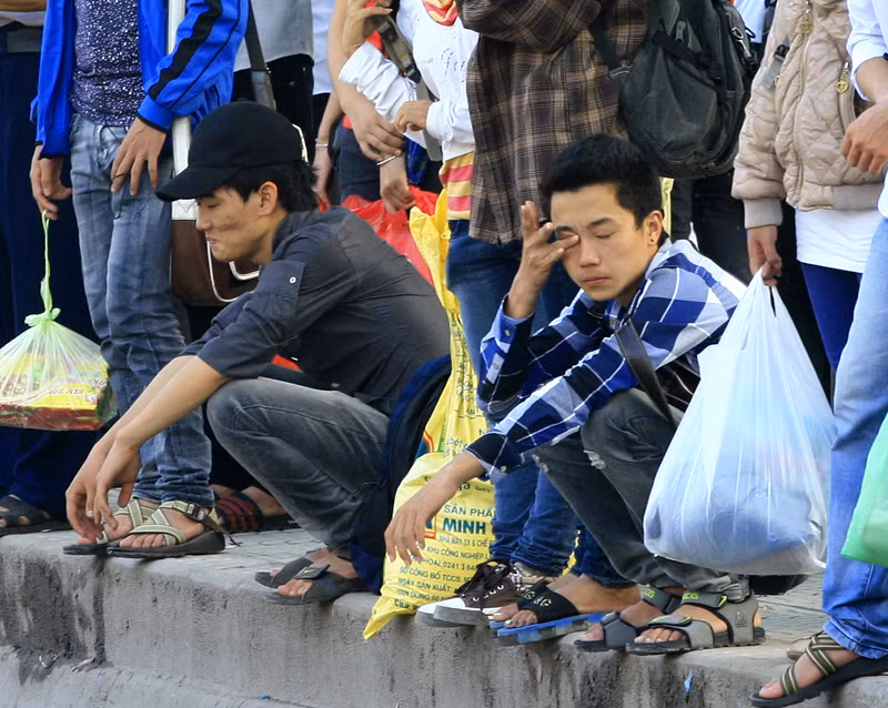 Mệt mỏi chờ xe