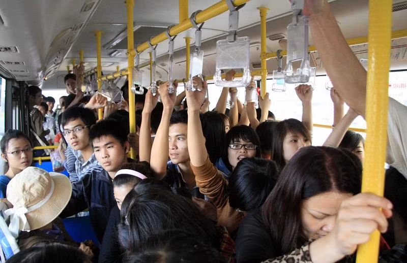 Lên được trên xe rồi, có được một chỗ đứng tử tế cũng không hề dễ