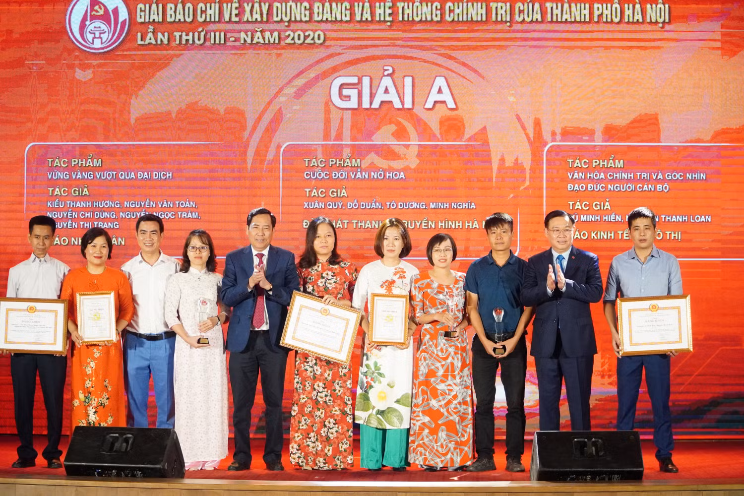 Ban Tổ chức Giải báo chí về Xây dựng Đảng và hệ thống chính trị đã trao 3 giải A cho tác giả, nhóm tác giả với các tác phẩm xuất sắc. Ảnh: Phạm Minh Ban Tổ chức Giải báo chí về Xây dựng Đảng và hệ thống chính trị đã trao 3 giải A cho tác giả, nhóm tác giả với các tác phẩm xuất sắc. Ảnh: Phạm Minh