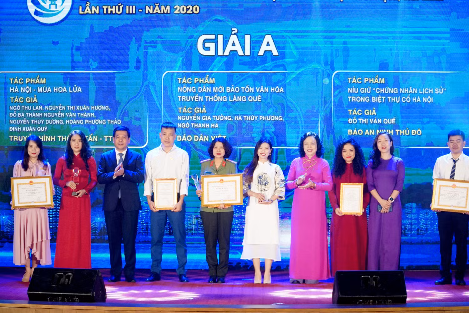 Ban tổ chức trao 3 giải A, Giải báo chí về Phát triển văn hóa và xây dựng người Hà Nội thanh lịch, văn minh lần thứ III. Ảnh: Phạm Minh Ban tổ chức trao 3 giải A, Giải báo chí về Phát triển văn hóa và xây dựng người Hà Nội thanh lịch, văn minh lần thứ III. Ảnh: Phạm Minh