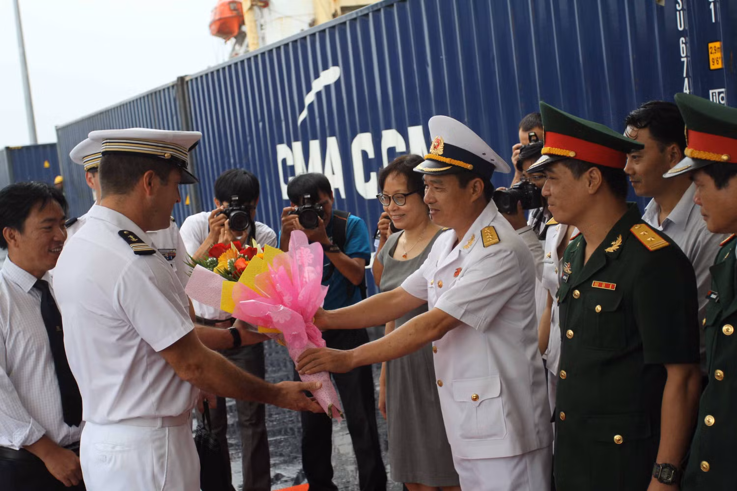Lễ đón diễn ra ngay tại cầu cảng Tiên Sa. Ảnh Thùy Linh Lễ đón diễn ra ngay tại cầu cảng Tiên Sa. Ảnh Thùy Linh