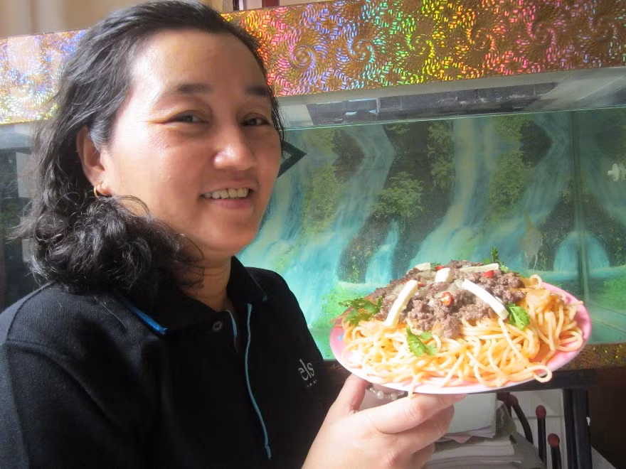 "Mì Spaghetti là món ăn Ý du nhập vào nước ta nhưng đã nhanh chóng trở thành món ăn phổ biến, đặc biệt gia đình tôi rất ưa thích món ăn dễ làm và ngon miệng này. Nhất là khi xào với thịt bò. Nó đã trở thành món điểm tâm thường xuyên vì không mất nhiều thời gian. Thịt mua về ướp sẵn hôm trước cho vào tủ lạnh khi ăn lấy ra. Chỉ cần luộc mì và xào trong 15 phút là đã có bữa ăn sáng ngon lành. Các bé lại thích phô mai nên tôi cũng hay cho thêm vào. Sợi mì dai dai kết hợp với hương vị Umami đậm đà trong thịt bò, phô mai và sốt cà chua dịu nhẹ làm cho món ăn trở nên hấp dẫn. Ngoài thịt bò chúng ta cũng có thể xào với thịt heo, hải sản hay với nấm thành món ăn chay cũng rất ngon"