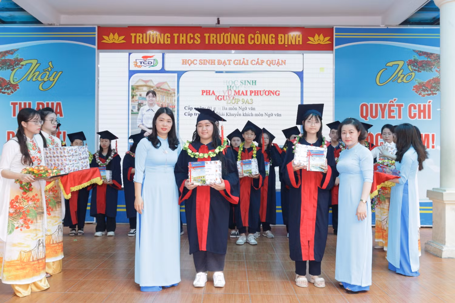 Trao thưởng cho học sinh giỏi (Ảnh: HH)