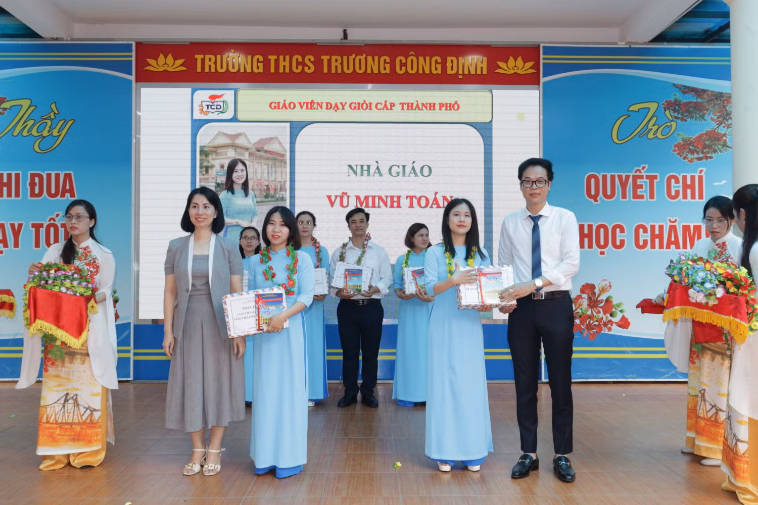 Lãnh đạo Phòng Giáo dục và Đào tạo quận Lê Chân, hiệu trưởng nhà trường trao thưởng cho giáo viên (Ảnh: HH)