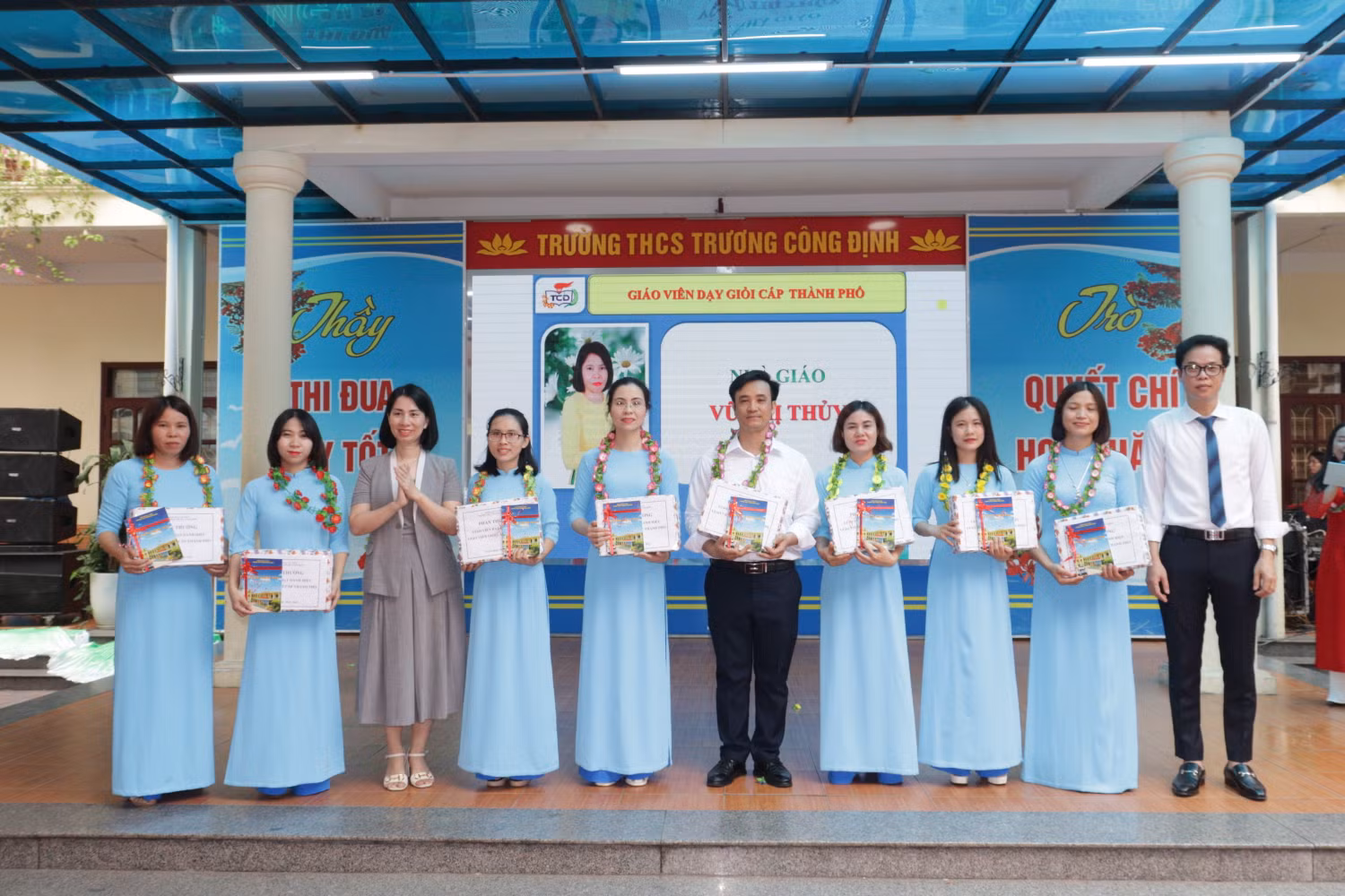 Lãnh đạo Phòng Giáo dục và Đào tạo quận Lê Chân trao thưởng cho giáo viên (Ảnh: HH)