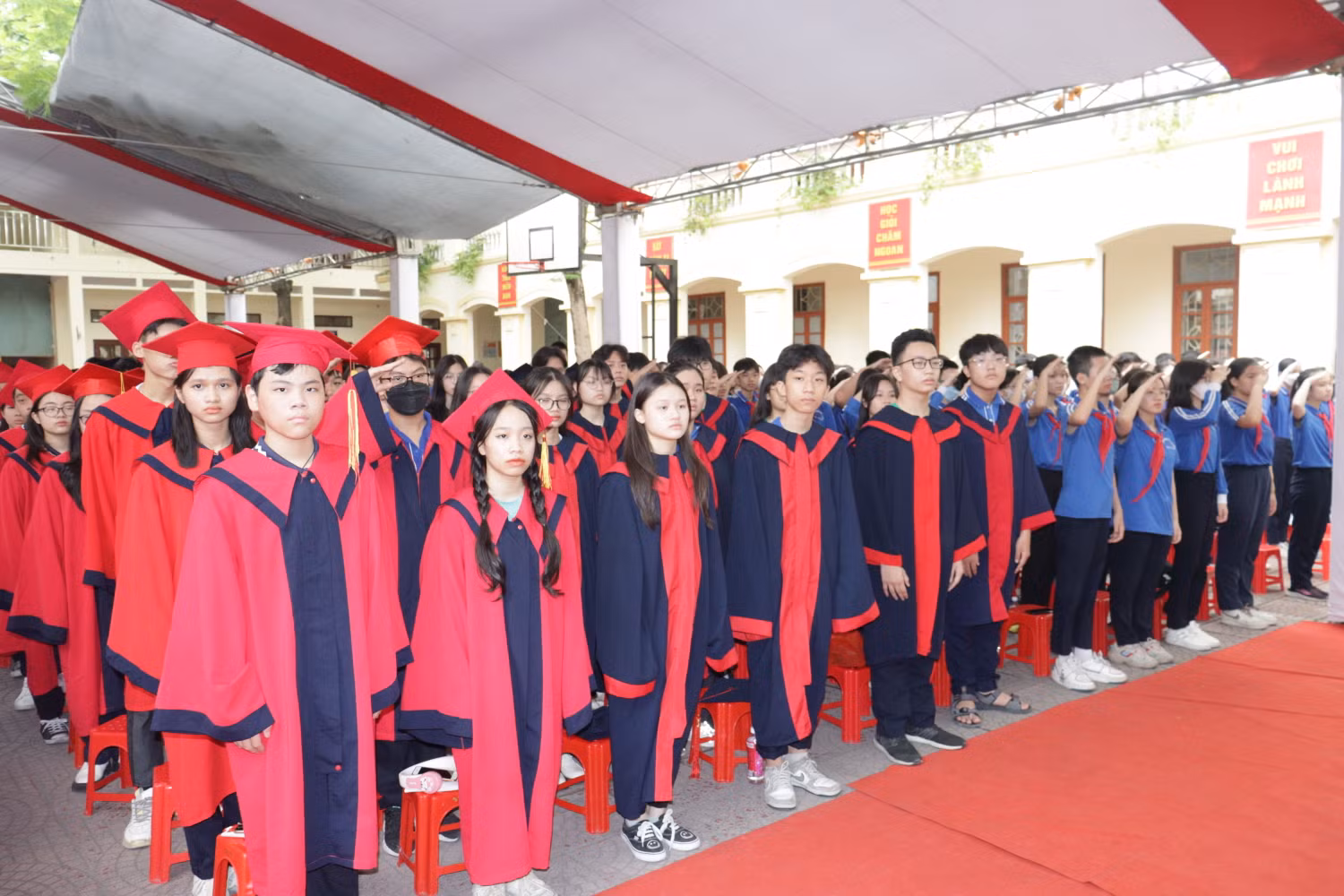 Các đại biểu làm lễ chào cờ (Ảnh: HH)