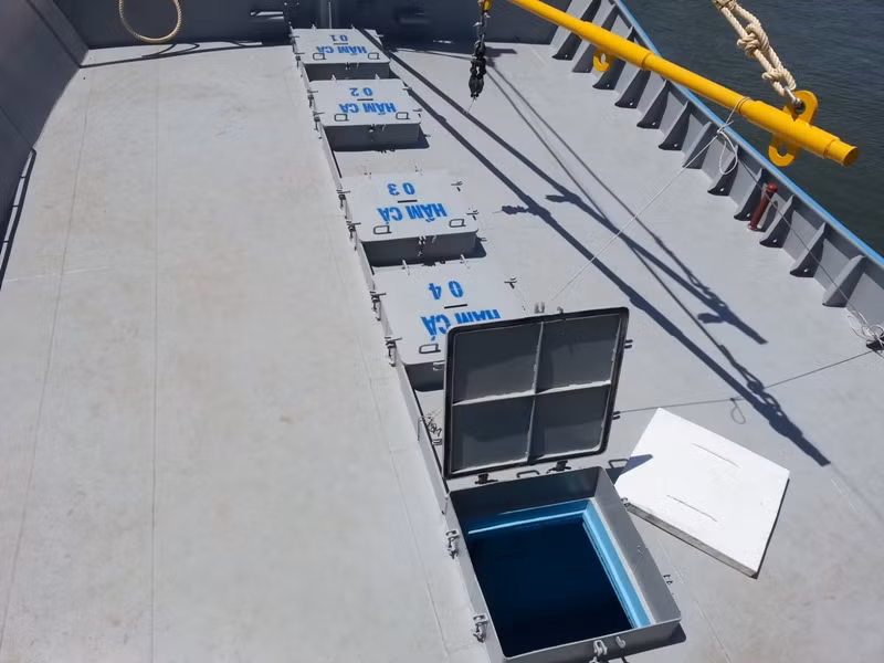 Trên tàu có 6 hầm lạnh đựng hải sản, luôn giữ cho sản phẩm tươi ngon, chất lượng...