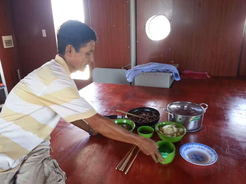 ...đây cũng là nơi các ngư dân tận dụng để làm chỗ ăn cơm trên tàu.