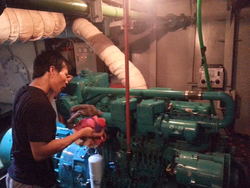 Tàu được trang bị máy Cummins (Mỹ) với 3 máy. Máy chính có công suất 750CV.