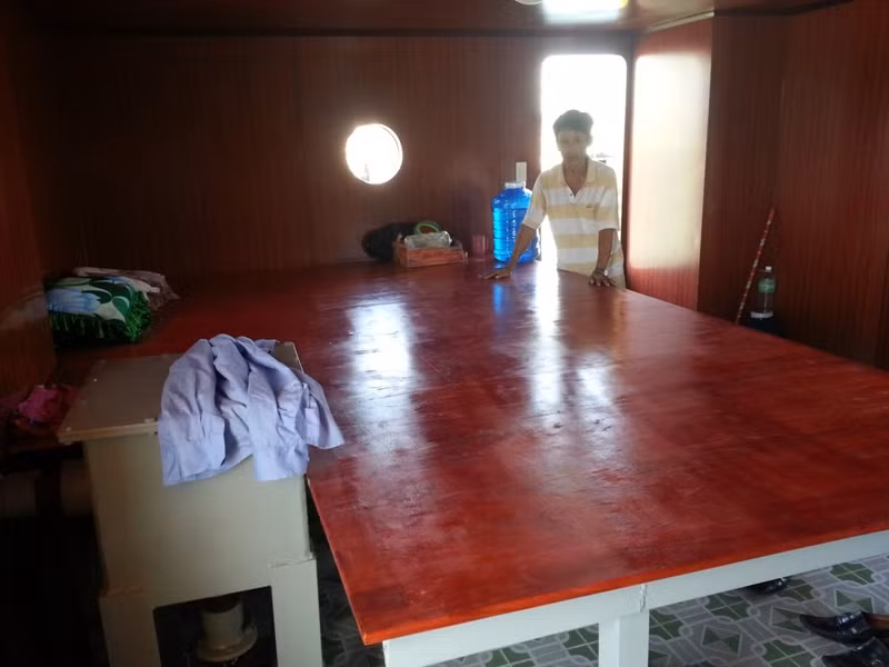 Khu vực buồng nằm ngủ của các ngư dân được làm bằng gỗ và lát gạch nền sáng bóng...