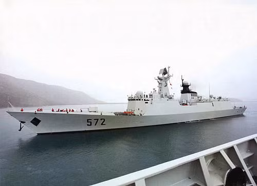 Tàu hộ vệ tên lửa Hoành Thủy số hiệu 572 Type 054A biên chế cho Hạm đội Nam Hải vào tháng 7 năm 2012
