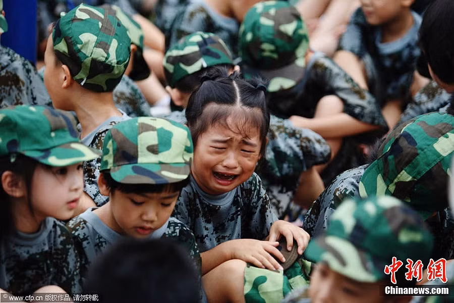 Sợ hãi đến phát khóc vì lần đầu tiên ở giữa người lạ