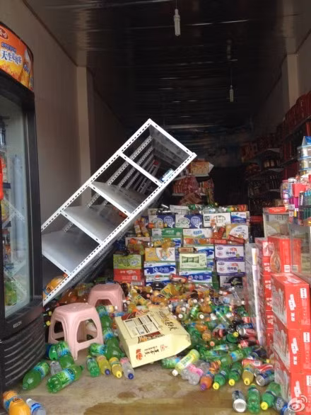 Tủ hàng trong 1 quầy tạp hóa bị đổ vì dư chấn Tủ hàng trong 1 quầy tạp hóa bị đổ vì dư chấn