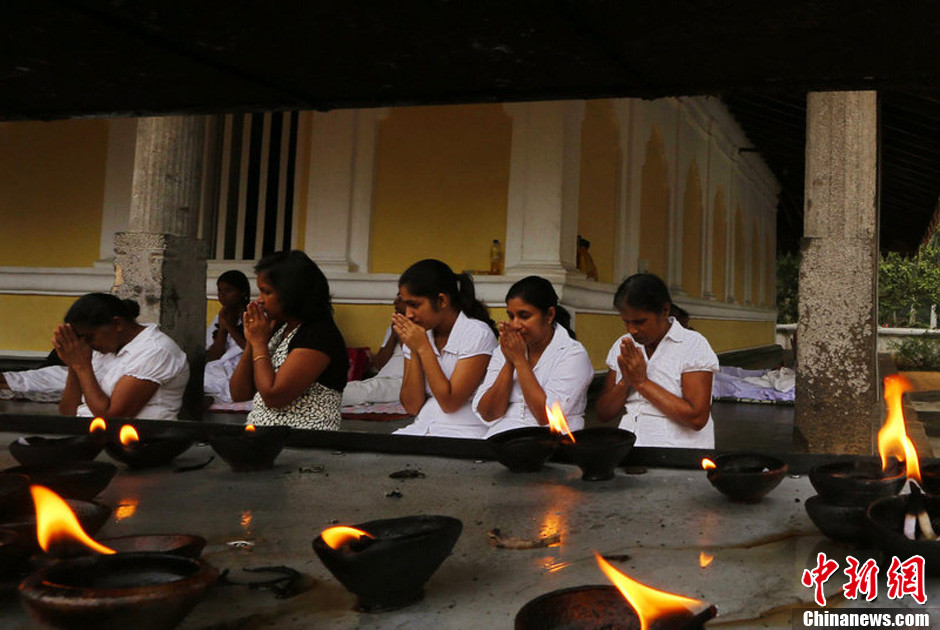 Người dân Sri Lanka đón tết Trăng Tròn hàng tháng, họ cầu kinh lễ Phật trong những ngày này