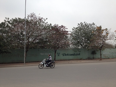 Siêu dự án 5.000m2 của Vietcombank vẫn được quây tôn kín mít, chưa có dấu hiệu khởi động dự án sau 7 năm được giao đất. (Ảnh: Hải Ninh)