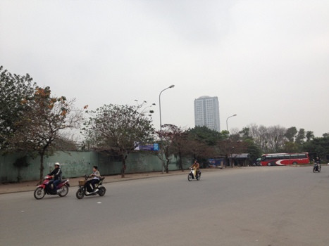 Nằm trên vị trí đất vàng nhưng sau nhiều năm bỏ hoang, khu đất này trở thành cái "gai" làm mất mỹ quan đô thị Hà Nội. (Ảnh: Hải Ninh)