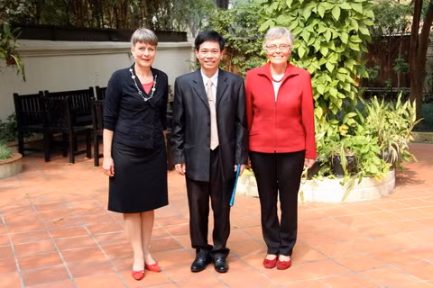 PGS.TSKH Nguyễn Thế Hoàng (đứng giữa) cùng Đại sứ Đức Jutta Frasch (trái) và bà Hannelore Bossmann - Trưởng đại diện Cơ quan Trao đổi hàn lâm Đức DAAD. PGS.TSKH Nguyễn Thế Hoàng (đứng giữa) cùng Đại sứ Đức Jutta Frasch (trái) và bà Hannelore Bossmann - Trưởng đại diện Cơ quan Trao đổi hàn lâm Đức DAAD.