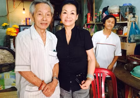Khánh Ly bên nhạc sĩ Thanh Bình. Khánh Ly bên nhạc sĩ Thanh Bình.