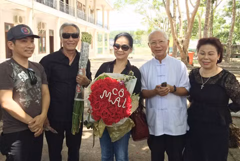 Ca sĩ Quang Thành (ngoài cùng bên trái). Ca sĩ Quang Thành (ngoài cùng bên trái).