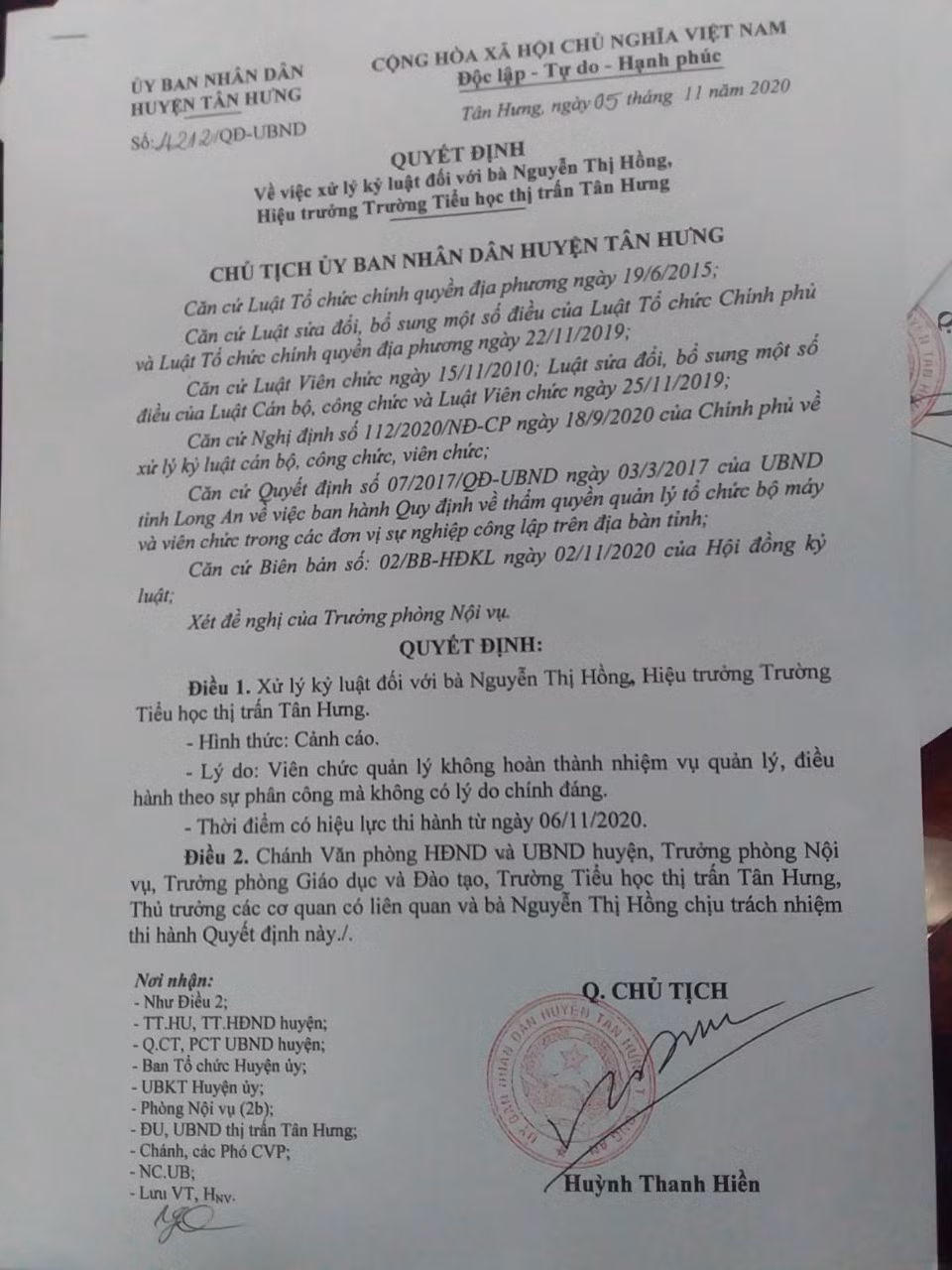 Quyết định kỷ luật bà Nguyễn Thị Hồng - Hiệu trưởng trường tiểu học thị trấn Tân Hưng (Ảnh: CTV) Quyết định kỷ luật bà Nguyễn Thị Hồng - Hiệu trưởng trường tiểu học thị trấn Tân Hưng (Ảnh: CTV)