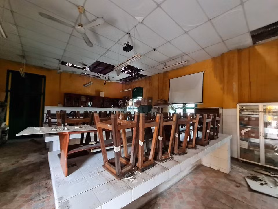 Một phòng thực hành của trường đã phải ngưng hoạt động sau sự cố nói trên (ảnh: P.L)