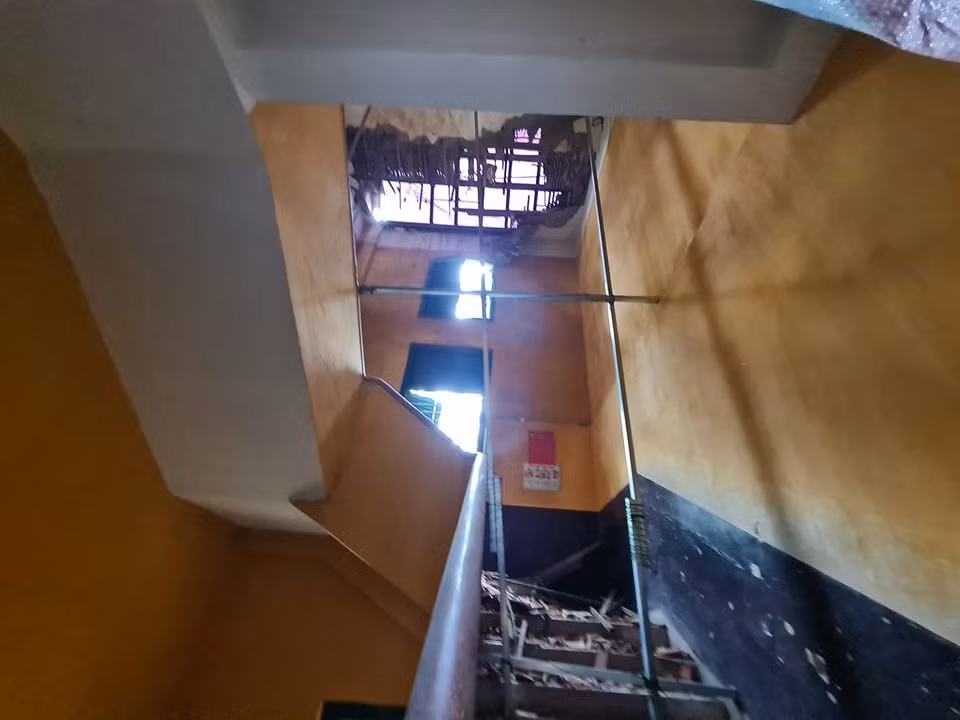 Nhánh cây rơi làm sụp bể mái ngói 1 khu của nhà trường (ảnh: P.L)