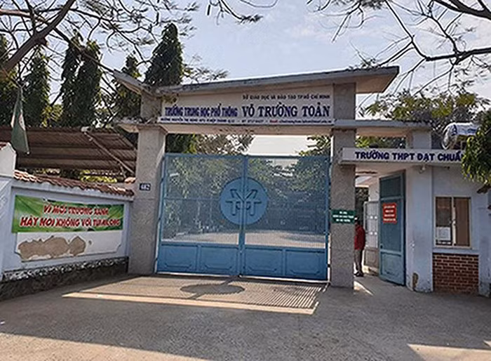 Thầy Phạm Quốc Đạt, giáo viên của trường đã nộp đơn xin nghỉ việc (Ảnh: P.L)