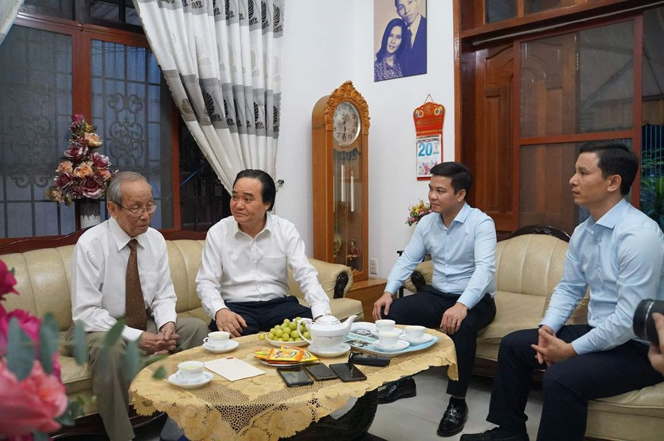 Bộ trưởng Phùng Xuân Nhạ (thứ hai, trái sang) trò chuyện với Giáo sư Trần Hồng Quân (Ảnh: P.L) Bộ trưởng Phùng Xuân Nhạ (thứ hai, trái sang) trò chuyện với Giáo sư Trần Hồng Quân (Ảnh: P.L)