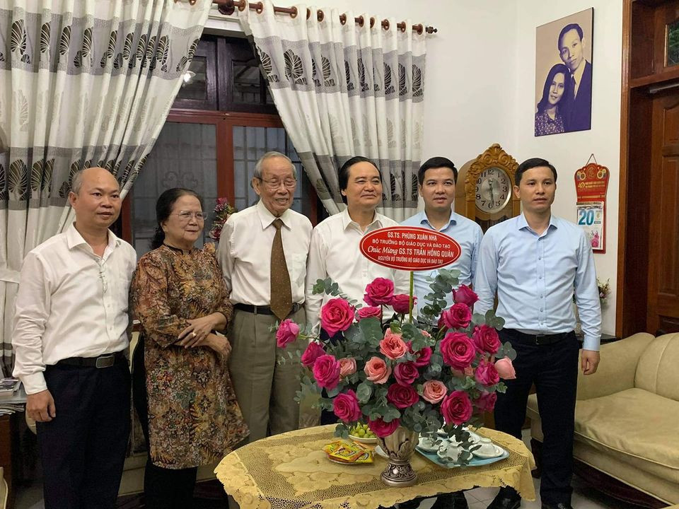 Đoàn của Bộ trưởng Bộ Giáo dục chụp hình lưu niệm với Giáo sư Trần Hồng Quân và phu nhân (ảnh: P.L) Đoàn của Bộ trưởng Bộ Giáo dục chụp hình lưu niệm với Giáo sư Trần Hồng Quân và phu nhân (ảnh: P.L)