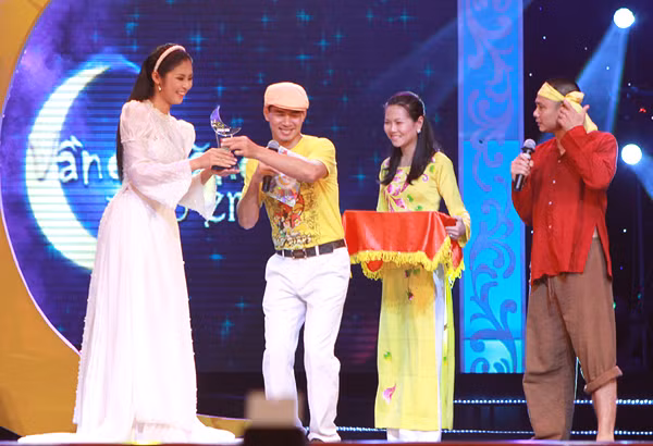 Sự xuất hiện của Ngọc Hân khiến hai MC Xuân Bắc và Tự Long tranh giành vị trí đứng cạnh người đẹp. Tự Long còn chọc cười bằng cách hỏi, có phải ở trên mặt trăng chị Hằng uống nhiều nước quá nên mới có làn da đẹp hay không. Ngọc Hân hóm hỉnh đáp lại, đó là vẻ đẹp tự nhiên.(Theo Ngôi Sao)