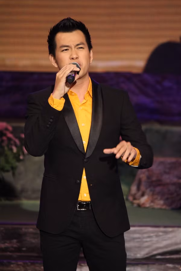 Hồ Trung Dũng vừa đảm nhận vai trò MC vừa làm ca sĩ Hồ Trung Dũng vừa đảm nhận vai trò MC vừa làm ca sĩ