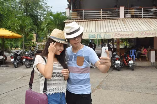 Cả Thái Trinh và Bùi Anh Tuấn đều được mời diễn trong một chương trình ở Vũng Tàu nhân dịp 2/9. Sau đêm diễn, cả hai dành một ngày nghỉ để đi chơi biển, dạo phố phường nơi đây >>Bùi Anh Tuấn 'du hí' với Thái Trinh ở Vũng Tàu