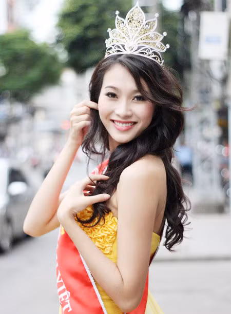 Từ sau khi đăng quang Hoa hậu Việt Nam 2012, Đặng Thu Thảo bỗng dưng giữ nhiều khoảng cách hơn với giới báo chí, truyền thông. Tại buổi gặp gỡ báo giới sau khi đăng quang, Hoa hậu Đặng Thu Thảo đã vui vẻ giới thiệu chuyên gia trang điểm Đặng Hùng là người quản lý của mình đồng thời cũng cho luôn số điện thoại của người này. Cũng từ đó, với quyền lực quản lý người đẹp trong tay, "ông bầu" này lần lượt cho một số người leo cây. Từ sau khi đăng quang Hoa hậu Việt Nam 2012, Đặng Thu Thảo bỗng dưng giữ nhiều khoảng cách hơn với giới báo chí, truyền thông. Tại buổi gặp gỡ báo giới sau khi đăng quang, Hoa hậu Đặng Thu Thảo đã vui vẻ giới thiệu chuyên gia trang điểm Đặng Hùng là người quản lý của mình đồng thời cũng cho luôn số điện thoại của người này. Cũng từ đó, với quyền lực quản lý người đẹp trong tay, "ông bầu" này lần lượt cho một số người leo cây.