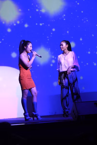 Cô song ca cùng học trò Hương Tràm "I will always love you", không chỉ tôn lên giọng hát đẹp của Hương Tràm, Thu Minh còn "thị phạm" học trò hát như thế nào để... "lấy lòng" khán giả! (Theo ngoisao.net)