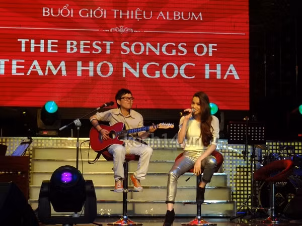 Tại buổi giới thiệu album The Best Song of Team Ho Ngoc Ha, nữ nhạc sĩ Phương Uyên đã xuất hiện trên sân khấu dưới sự ủng hộ rất nhiệt tình từ khán giả. Có thể coi đây là lần đầu tiên Phương Uyên xuất hiện trở lại sau khi thông tin chị quyết định từ nhiệm vị trí Giám đốc âm nhạc The Voice Việt gây chấn động dư luận ngày 17/9 vừa rồi.