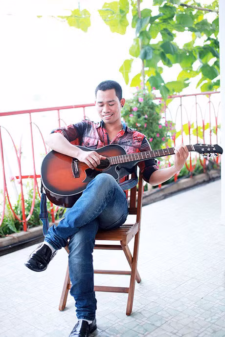 “Qua giai đoạn ngạc nhiên và hết hồn về bài hát (cười), tôi lại lấy đó làm tự tin. "Into the night" là một bản Chicano rock, trong khi đó anh Tuấn từ trước tới nay chỉ mạnh về các bản pop ballad nhẹ nhàng. Nếu xét về chất giọng, bài hát ấy hợp với tôi hơn. Tôi nghĩ là cái gì cũng phải cố gắng, thắng thua là do sự nỗ lực của thí sinh đến đâu, vì thế tôi không hề thấy bất công mà chỉ nghĩ đó là một thử thách rất đáng để bản thân phải vượt qua.”(Theo Tiin)