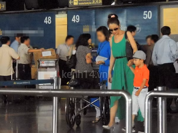 Sau khi rời khỏi một sự kiện diễn ra ở Hà Nội sáng qua, Jennifer Phạm cùng bé Bảo Nam và người yêu đã ra sân bay để về Sài Gòn. Sau khi rời khỏi một sự kiện diễn ra ở Hà Nội sáng qua, Jennifer Phạm cùng bé Bảo Nam và người yêu đã ra sân bay để về Sài Gòn.
