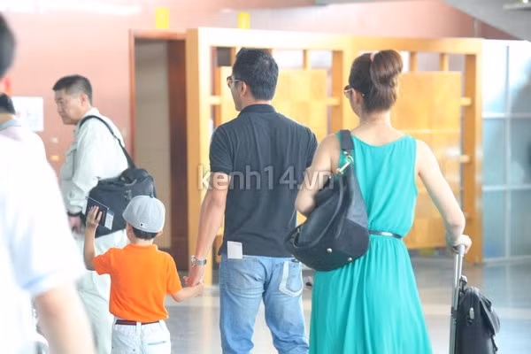 Bé Bảo Nam tỏ ra thân thiết với người yêu của mẹ. (Theo Kênh 14) Bé Bảo Nam tỏ ra thân thiết với người yêu của mẹ. (Theo Kênh 14)